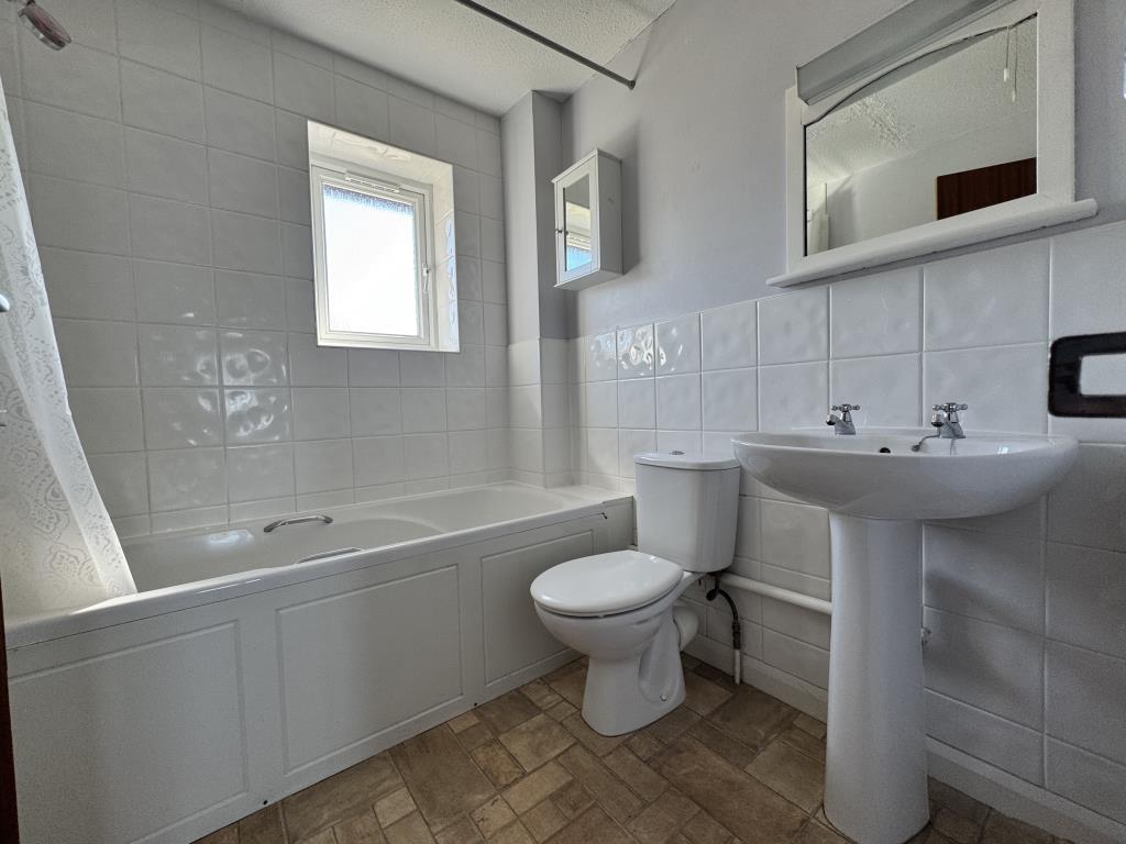 Lot: 76 - TWO-BEDROOM END-TERRACE HOUSE - Well appointed bathroom